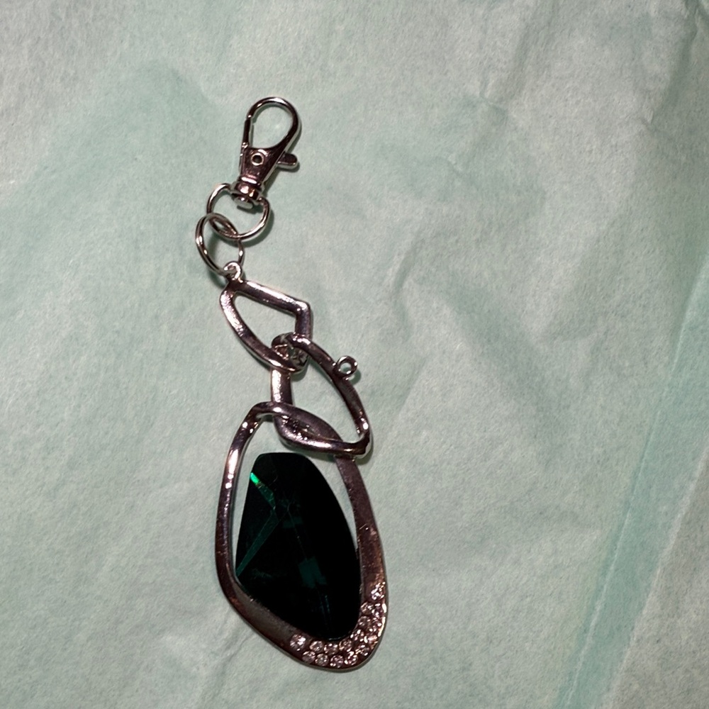 Elegant Silver and Black Keychain
Can also be used to clip on a purse or bag - Picture 2 of 2